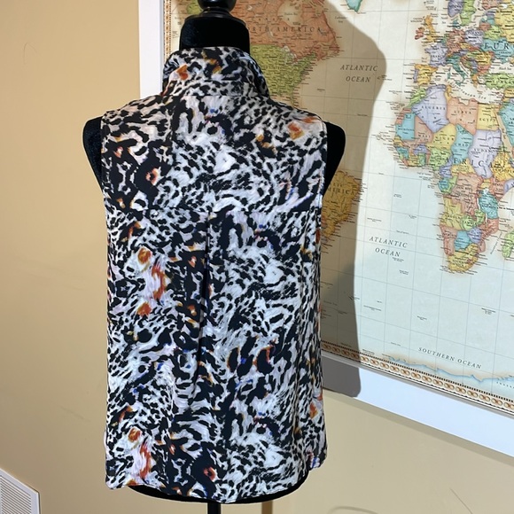 Parker 100% silk faux wrap sleeveless animal print top - Picture 3 of 7